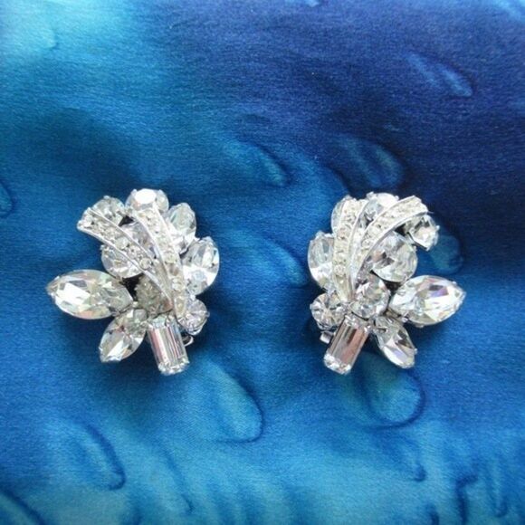 Weiss Vintage Austrian Rhinestone Clip Earrings - Picture 2 of 9